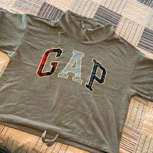 GAP sweatshirt.